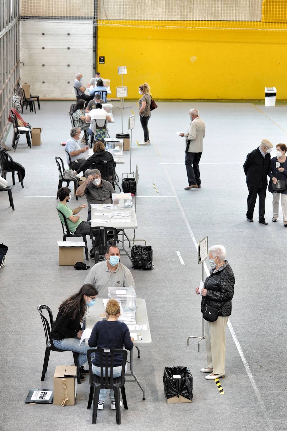 Ciudadanos aguardan su turno para poder votar en el centro cívico Aldabe.