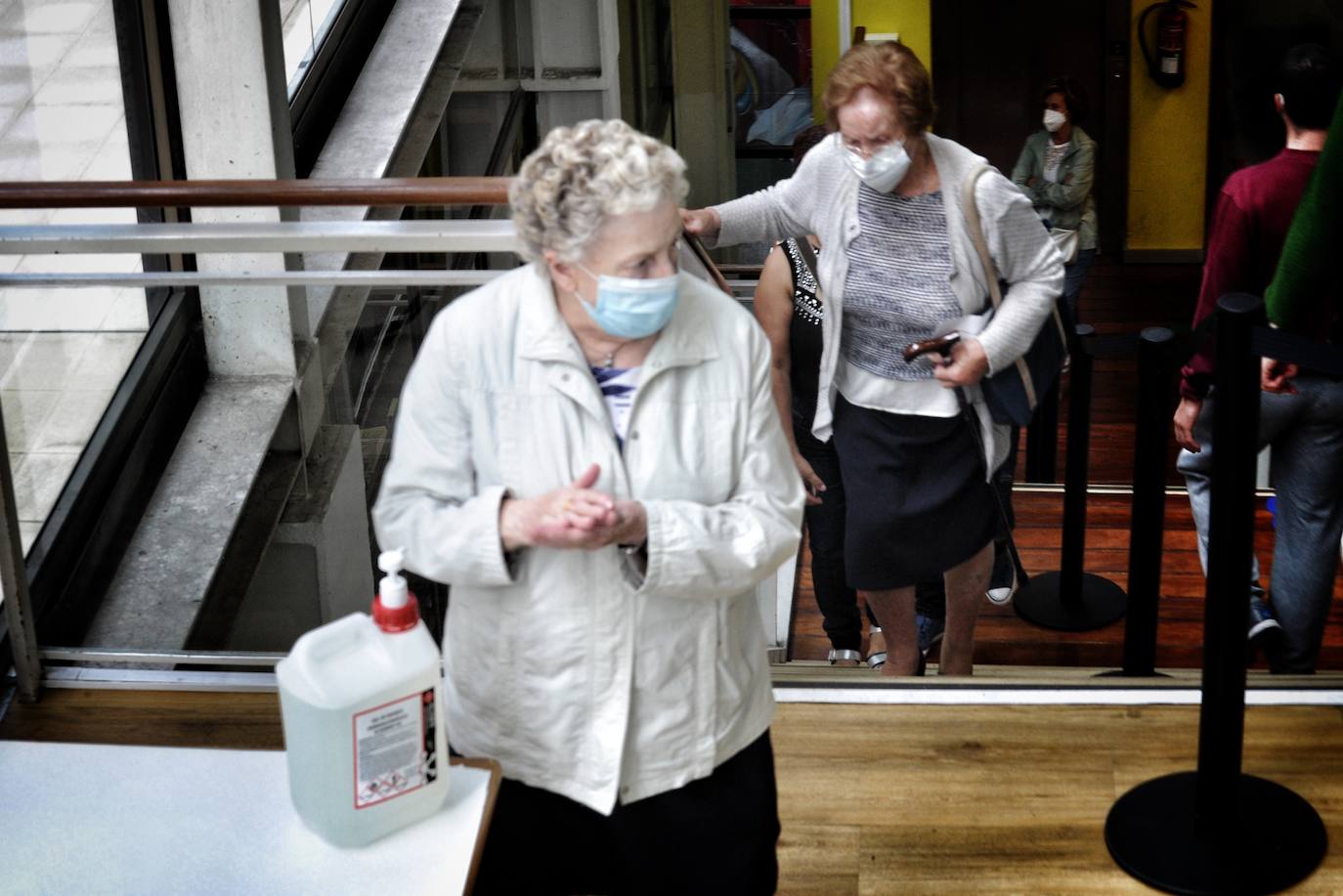 Los botes de gel hidroalcohólico no han faltado en el centro cívico Aldabe de Vitoria.