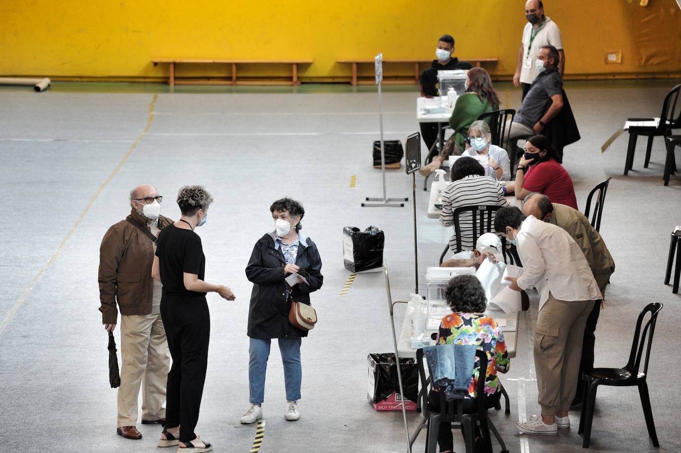 Ciudadanos aguardan su turno para poder votar en el centro cívico Aldabe.