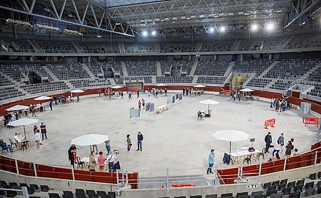 El multiusos Iradier Arena convertido en colegio electoral.