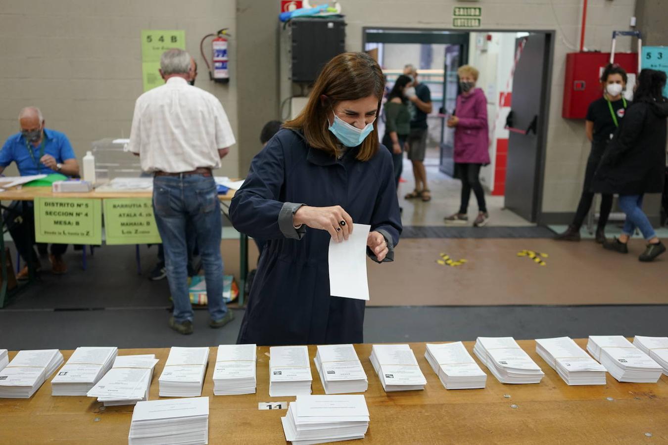 La candidata de Podemos Euskadi Miren Gorrotxategi ha votado en el colegio publico Zabalarra de Durango.