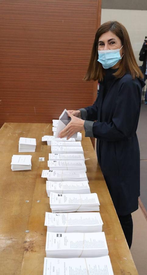 La candidata de candidata de Elkarrekin Podemos-IU Miren Gorrotxategi también ha depositado su voto en el colegio Zabalarra de Durango. 