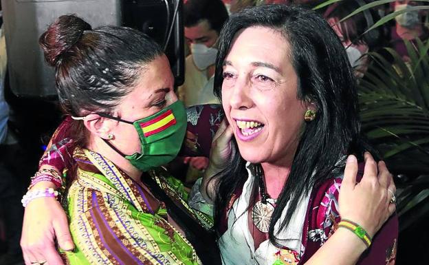 Amaya Martínez celebra el resultado con Macarena Olona.