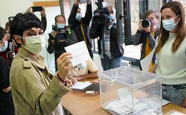 La candidata de EH Bildu Maddalen Iriarte también ha depositado su voto en Durango. 