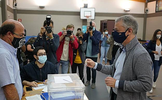 Iñigo Urkullu ha acudido a votar con su mujer y su hija.