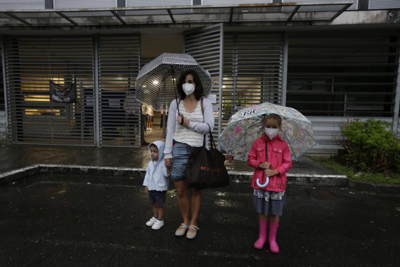 Elena ha acudido a votar con sus dos hijos a las ocho de la mañana.
