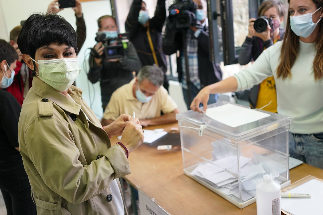 La candidata de EH Bildu Maddalen Iriarte también ha votado en Durango. 