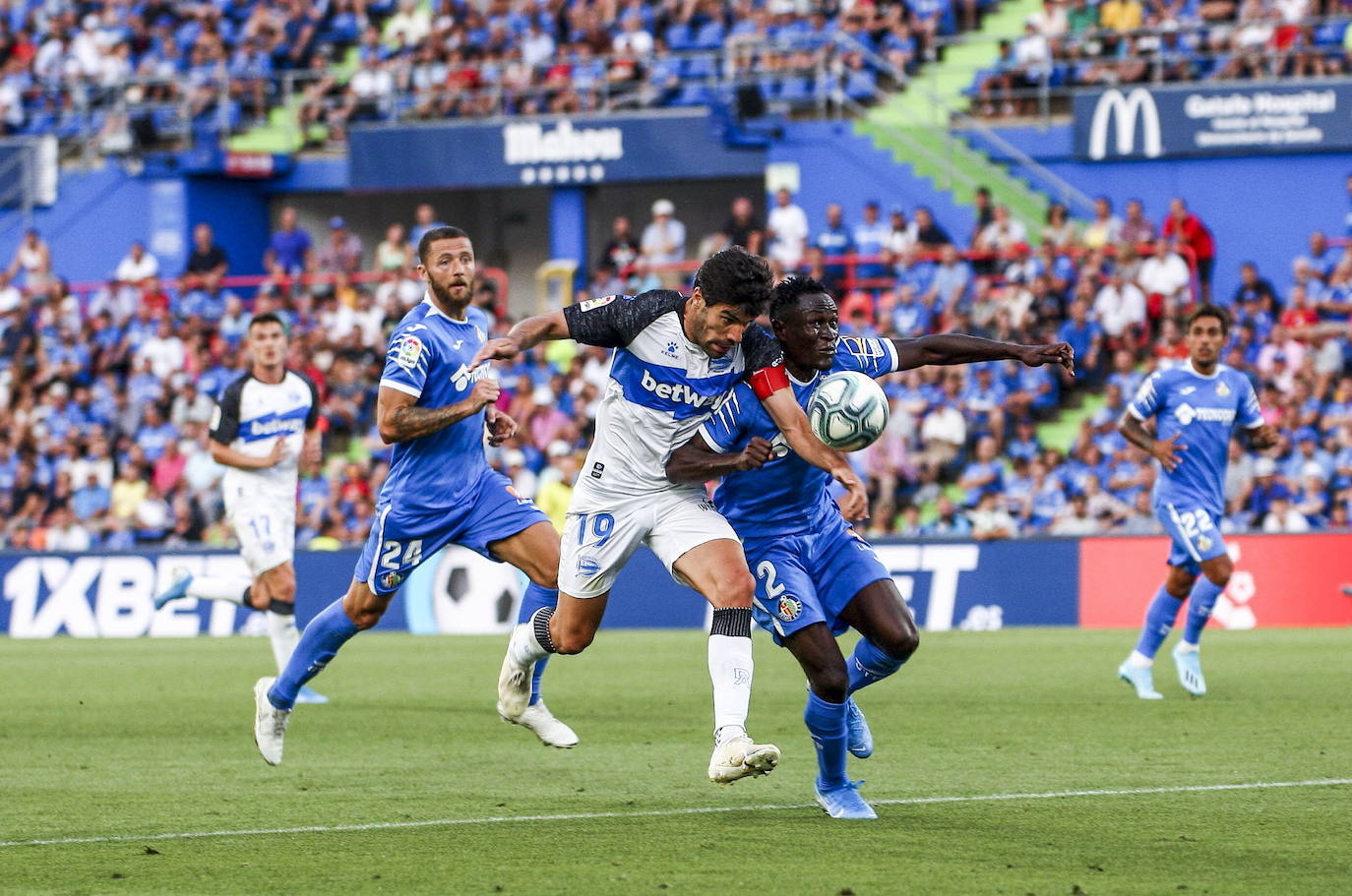 Manu pelea con Djené en el partido de Getafe.