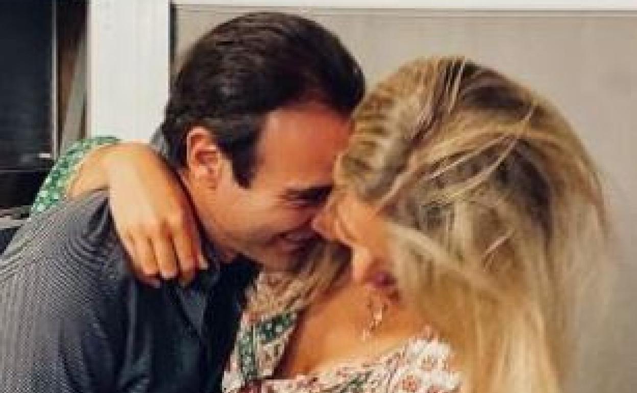 Enrique Ponce y Ana Soria publican su primera foto juntos