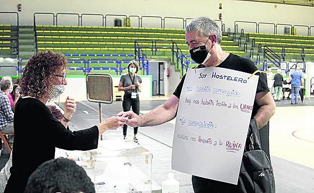 La jornada transcurrió con tranquilidad, entre tomas de temperatura a miembros de las mesas electorales