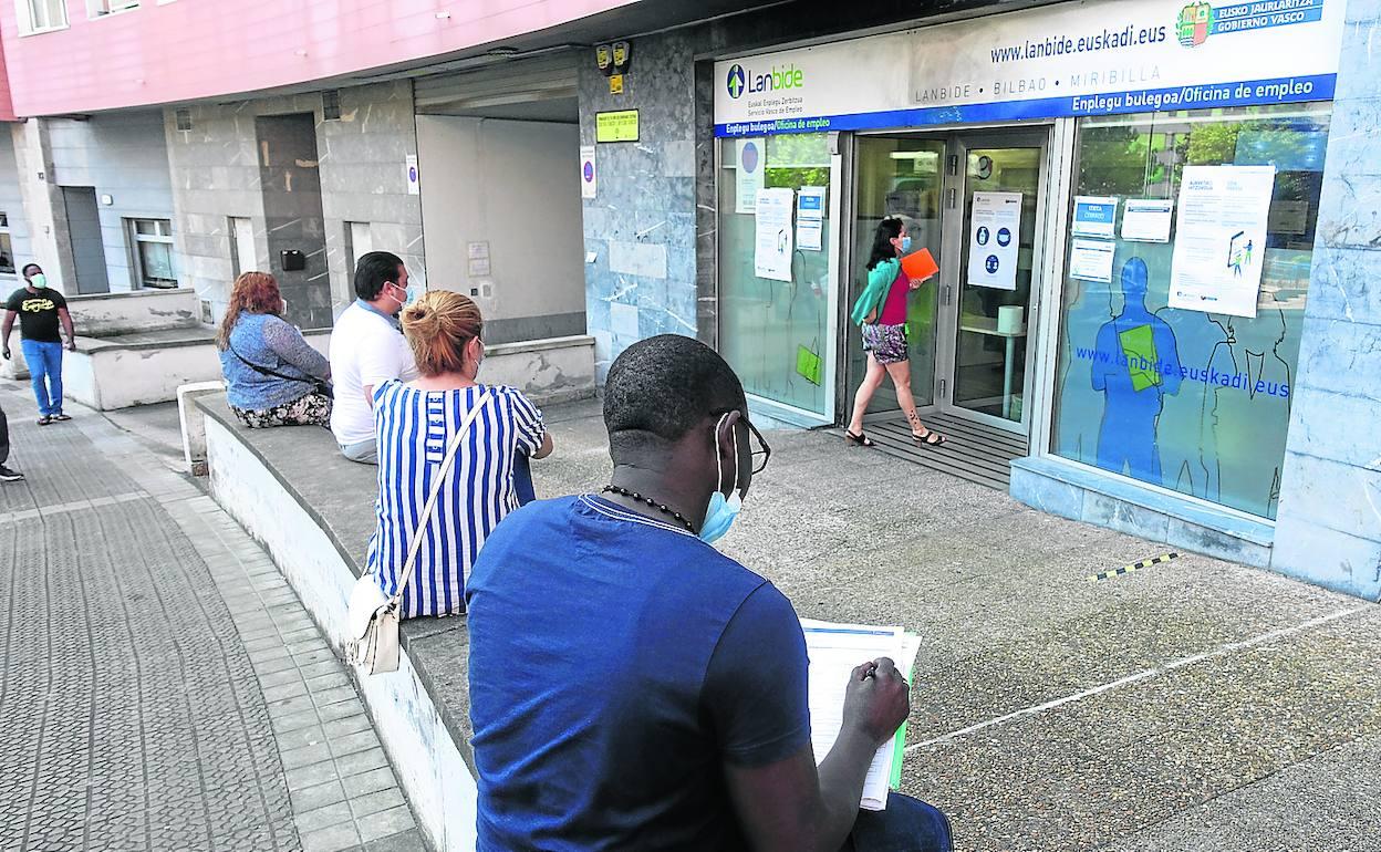 Cola en el exterior de una oficina de Lanbide en Mina del Morro, en Bilbao. 