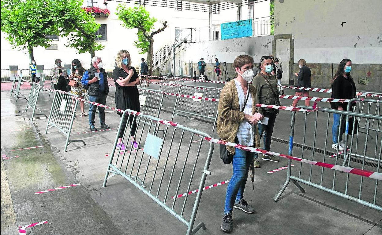 Varios ciudadanos guardan cola el pasado domingo para ejercer su derecho al voto en Ordizia.