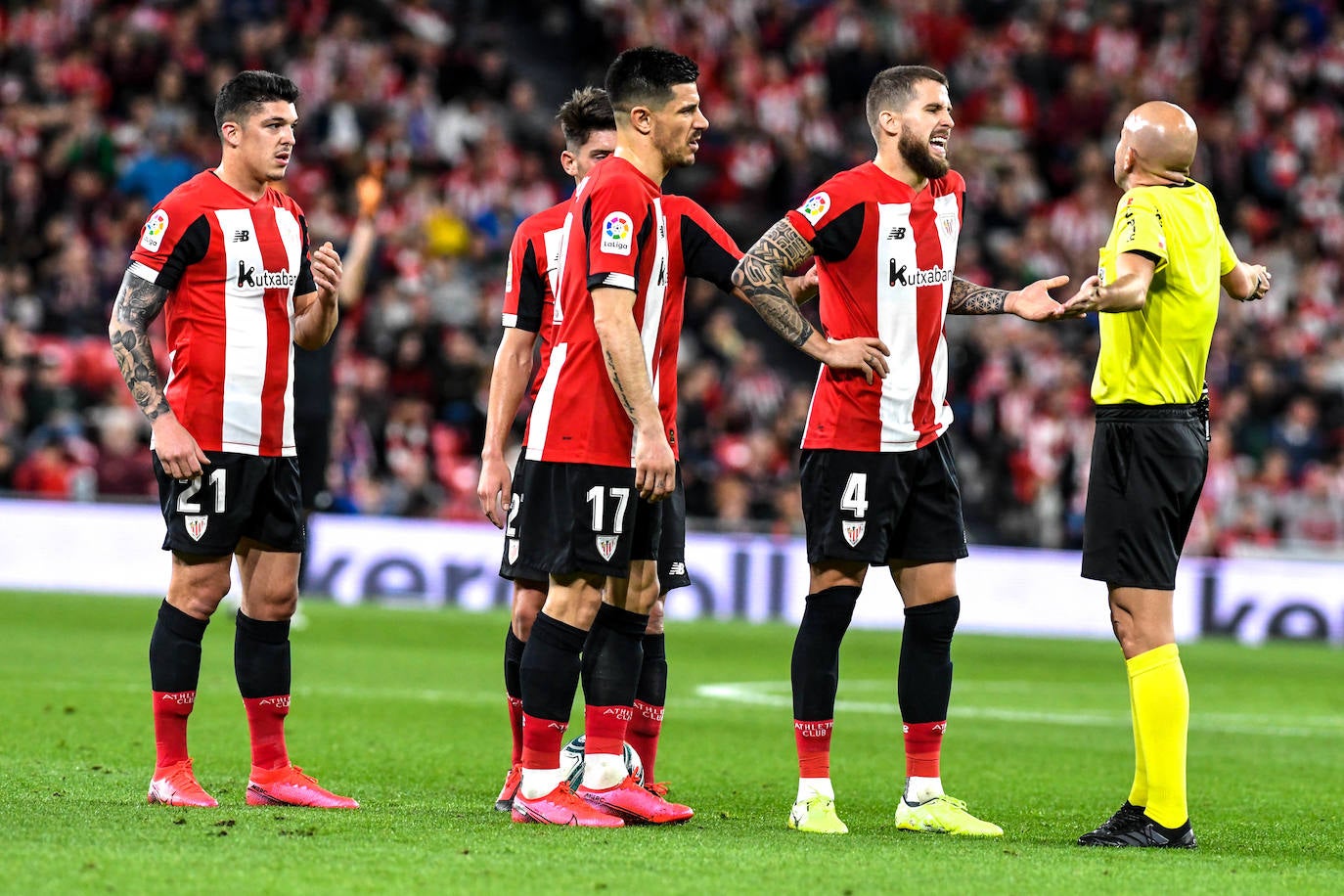 Los jugadores rojiblancos protestan al árbitro.