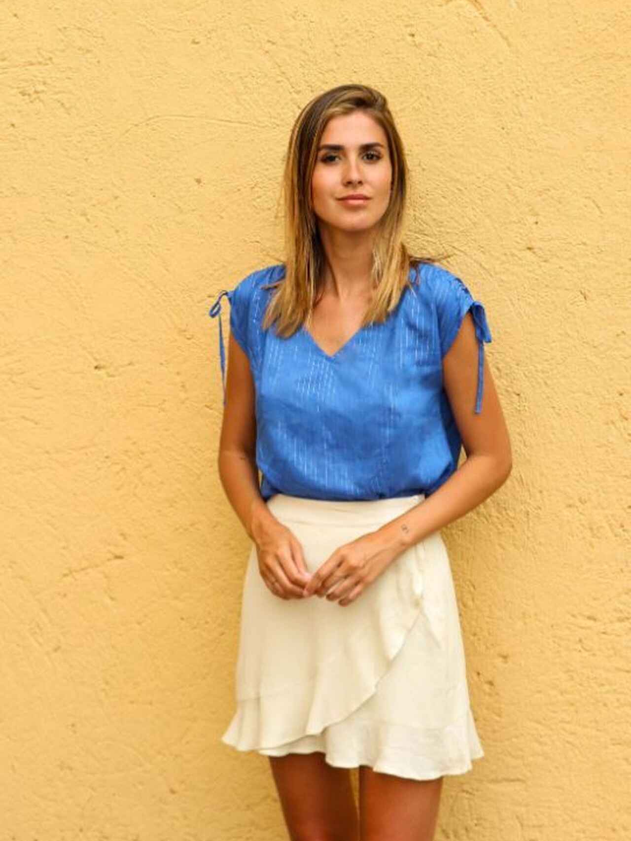 La blusa en azul que Mery Turiel luce en la imagen es otra de las prendas que ha diseñado. Muy en la línea del estilo de la 'influencer', la colección presenta diseños cómodos, frescos y juveniles en los que los colores predominantes son los azules y los blancos. Precio: 12,99 euros.