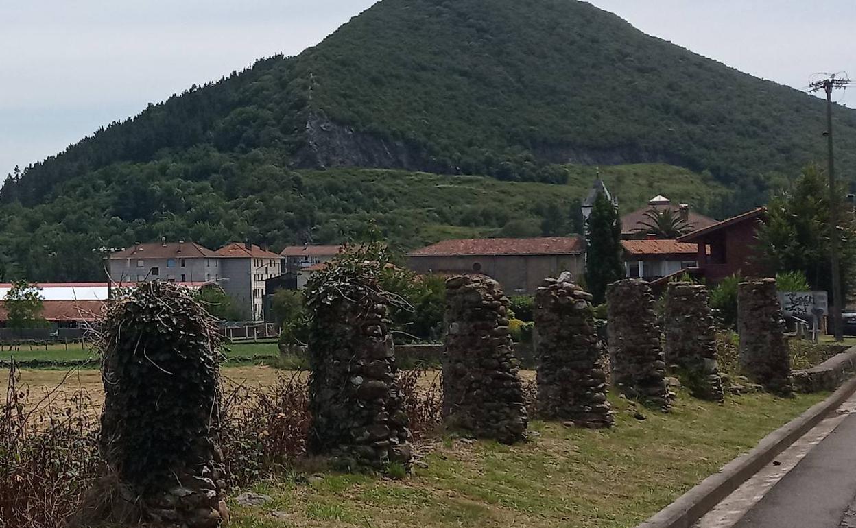 Pilares de los emparrados en Altamira, a los pies del Axbiribil.