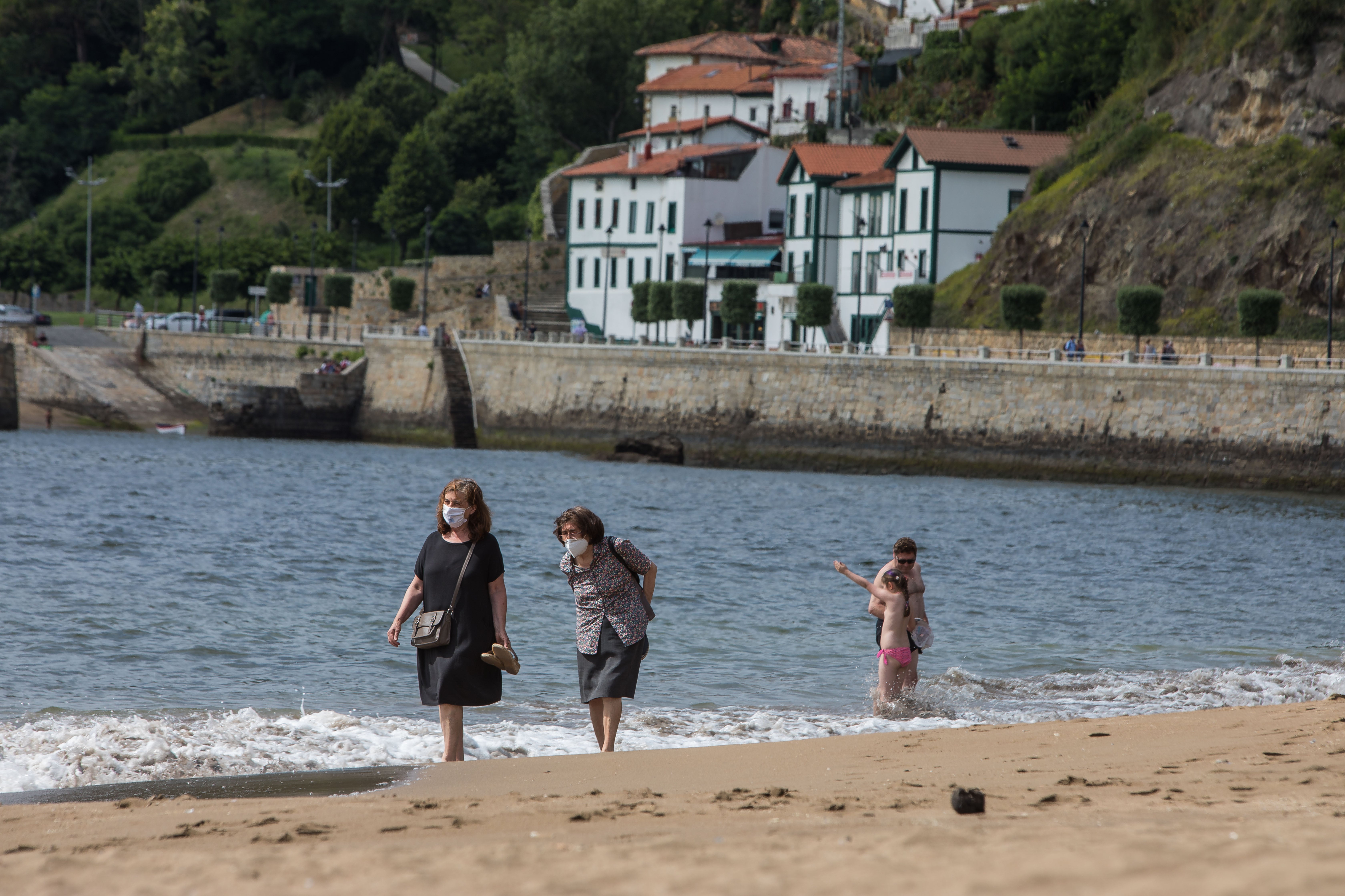 Mascarillas por la playa de Ereaga.