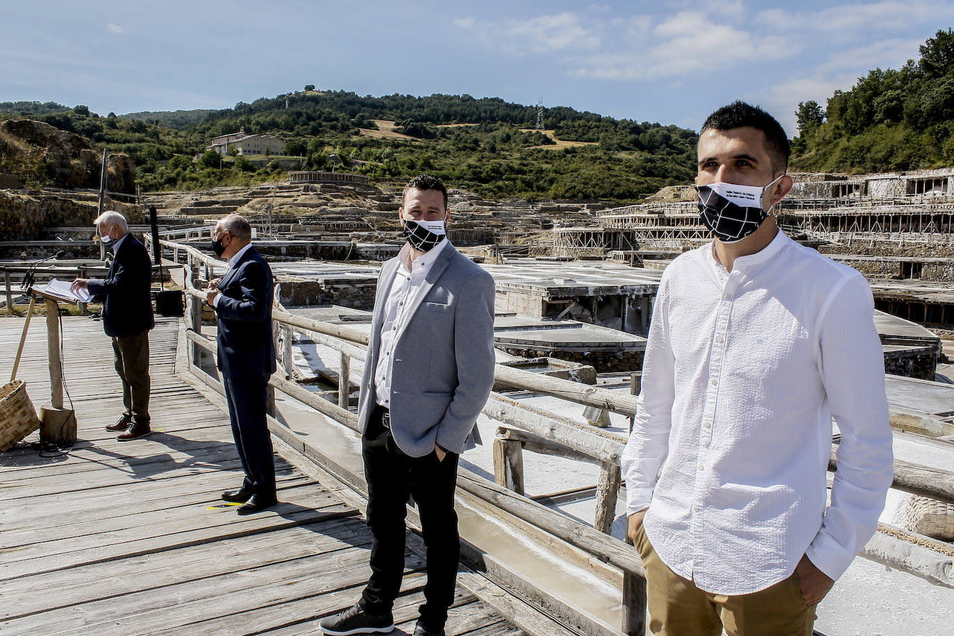 Daniel Solana, director de la Fundación Valle Salado, el diputado general de Álava, Ramiro González, y el chef Luis Hernani (Mano Lenta).