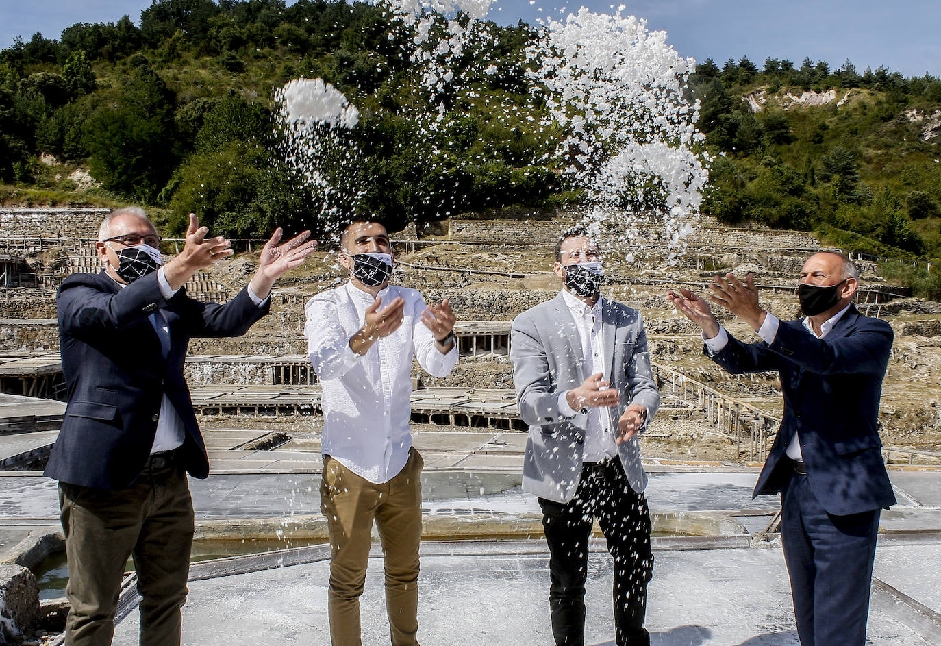 Solana y los chefs echan sal aire.