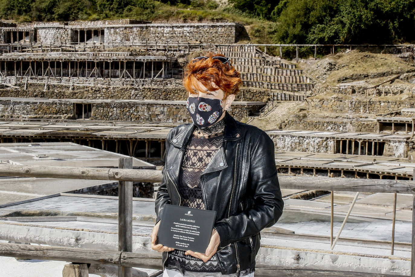 Laura Muñoz recoge su placa.