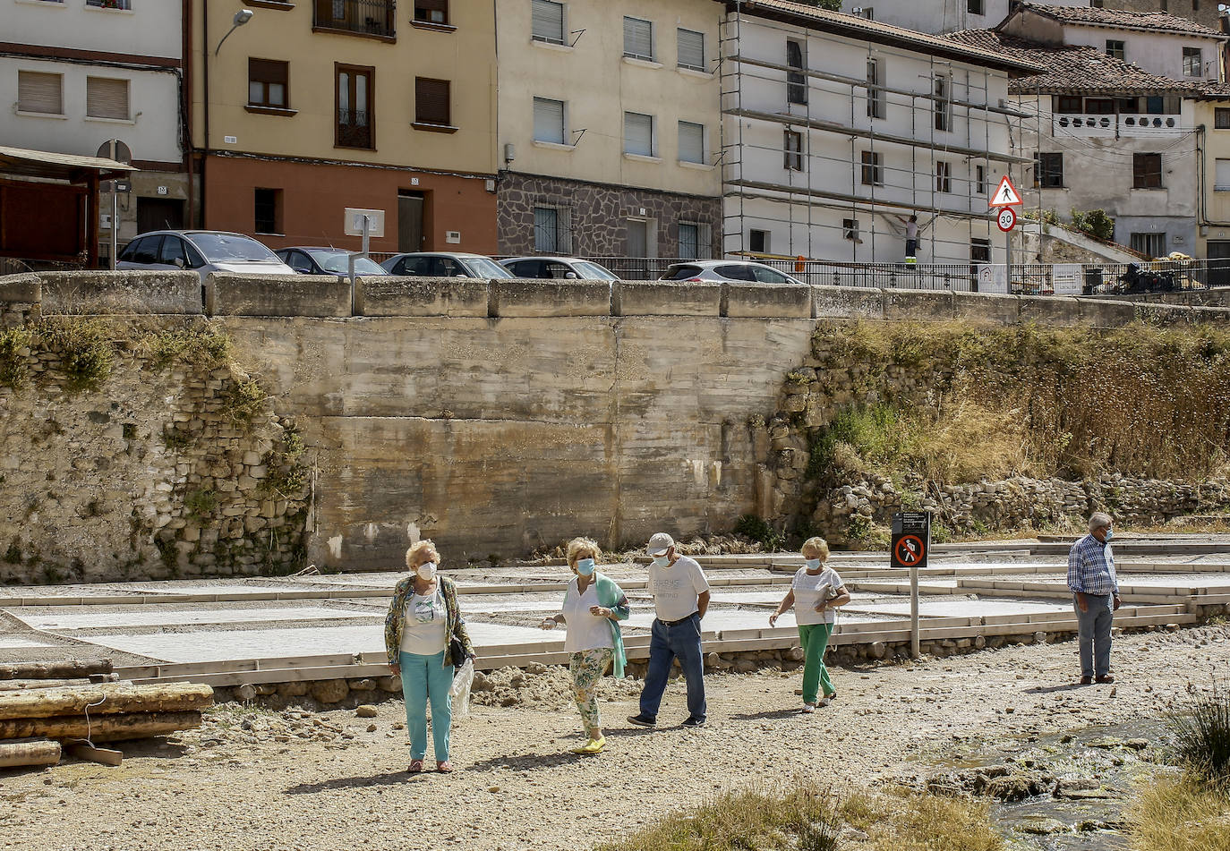 Unos visitantes caminan entre las eras.