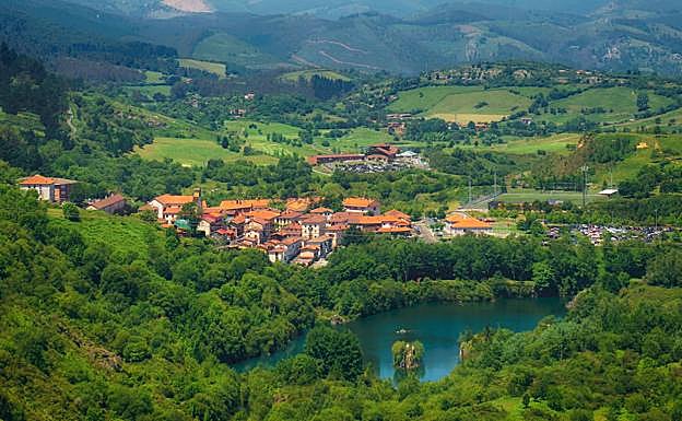 El poblado de La Arboleda destaca entre el arbolado que rodea uno de los lagos.