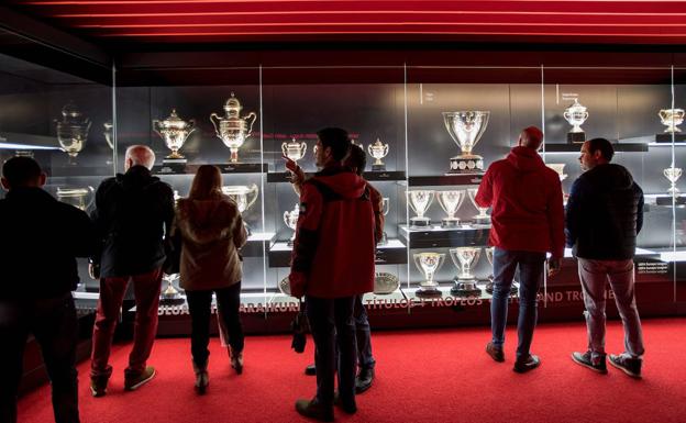 La visita a San Mamés recorre la sala de trofeos y otros recuerdos de la historia del Athétic. 