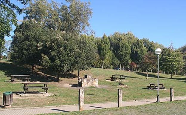 Área recreativa en el trazado de la vía verde.