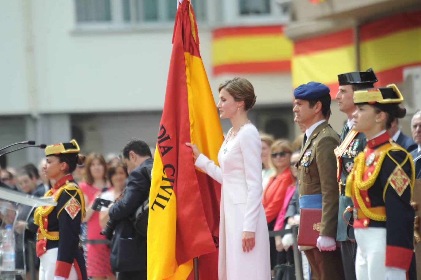 La Reina Letizia hizo entrega de una bandera de España donada por la Delegación del Gobierno en Euskadi a la undécima zona de la Guardia Civil.