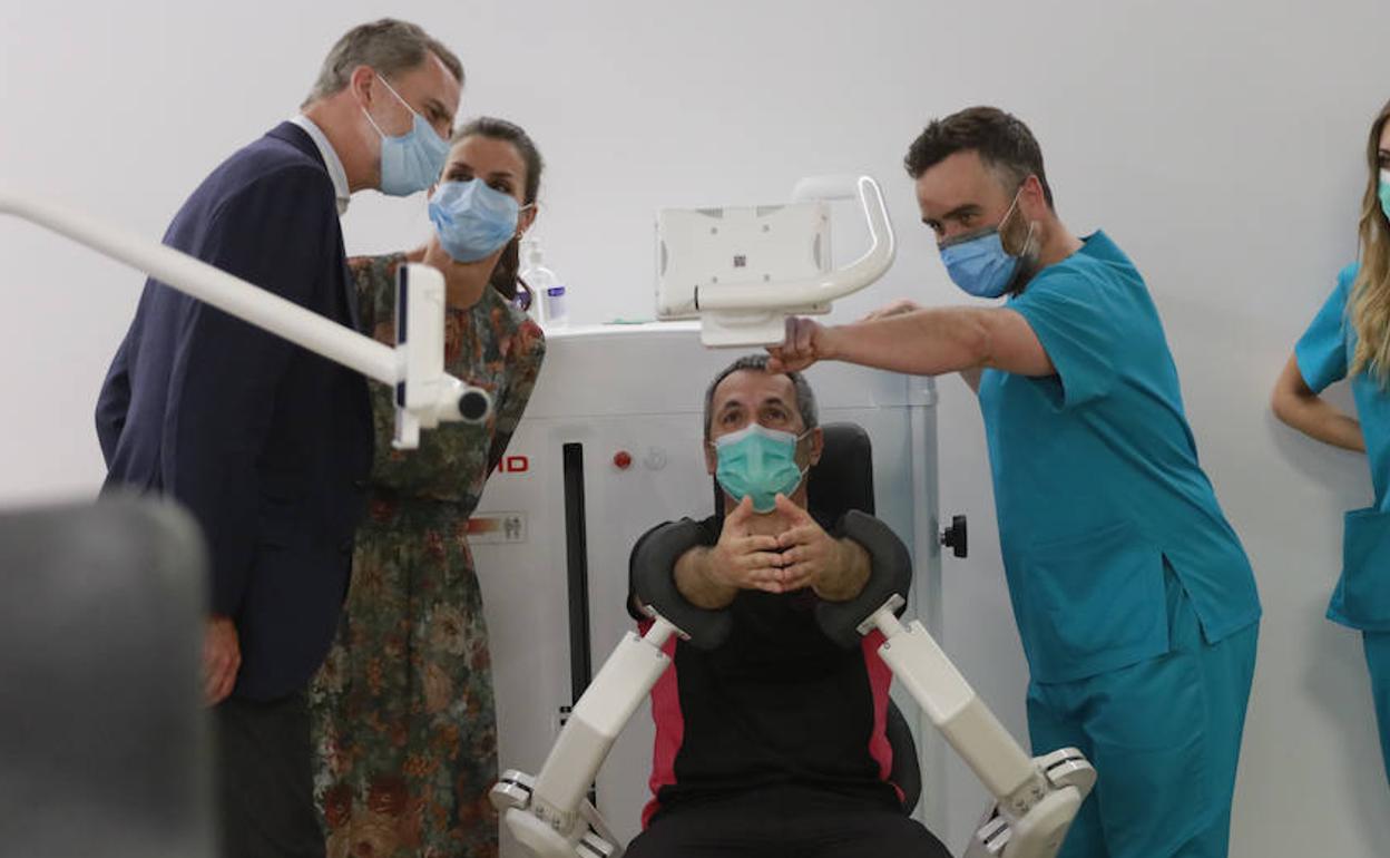 Los Reyes observan de cerca el funcionamiento de una de las máquinas que Nordic Klinika posee en la Fundación San Prudencio de Vitoria.
