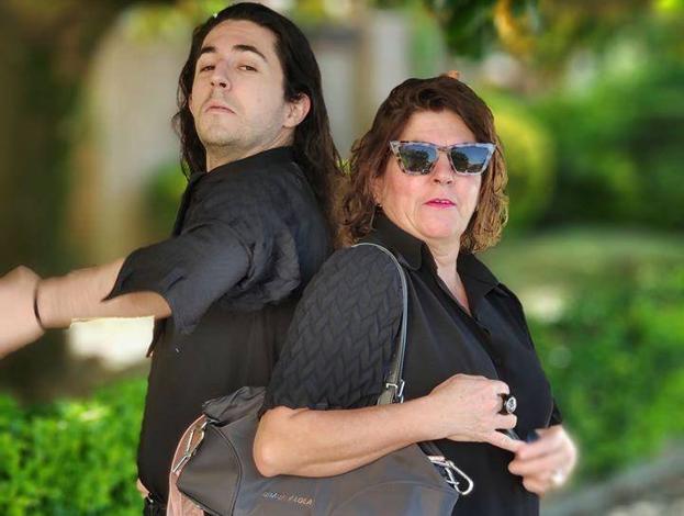 Borja Hernández y su madre, Izaskun Urrutxurtu, con dos modelos de la colección del diseñador vizcaíno.