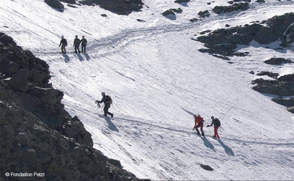 Alpinistas por la 'Bolera'. 