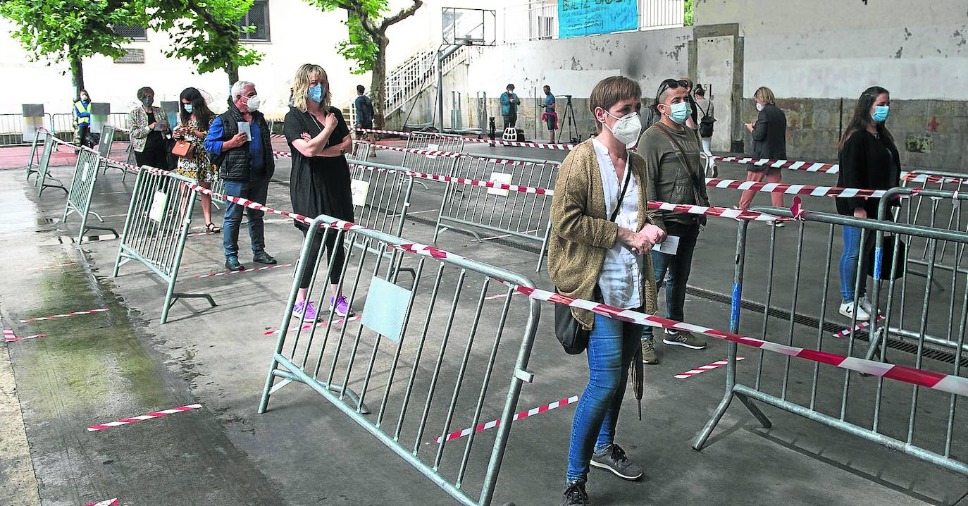 Vecinos de Ordizia aguardan convenientemente distanciados su turno para hacerse la prueba.