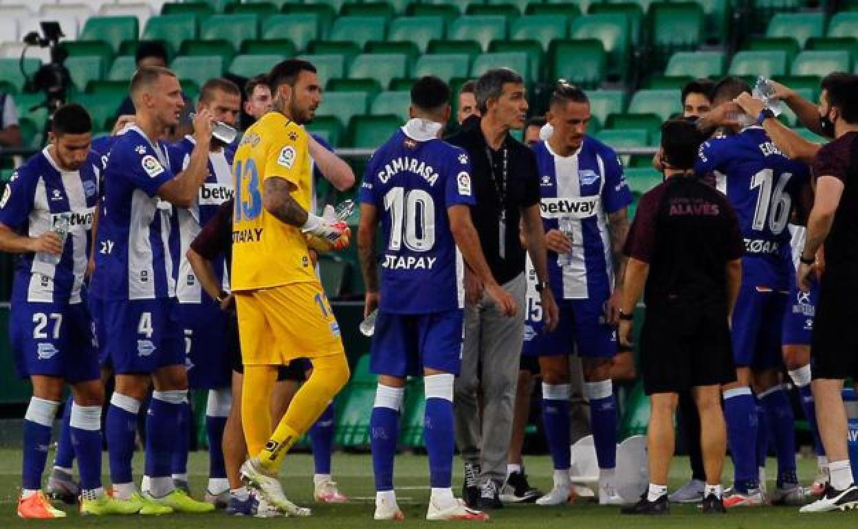 Muñiz da instrucciones a sus jugadores en el Villamarín. 