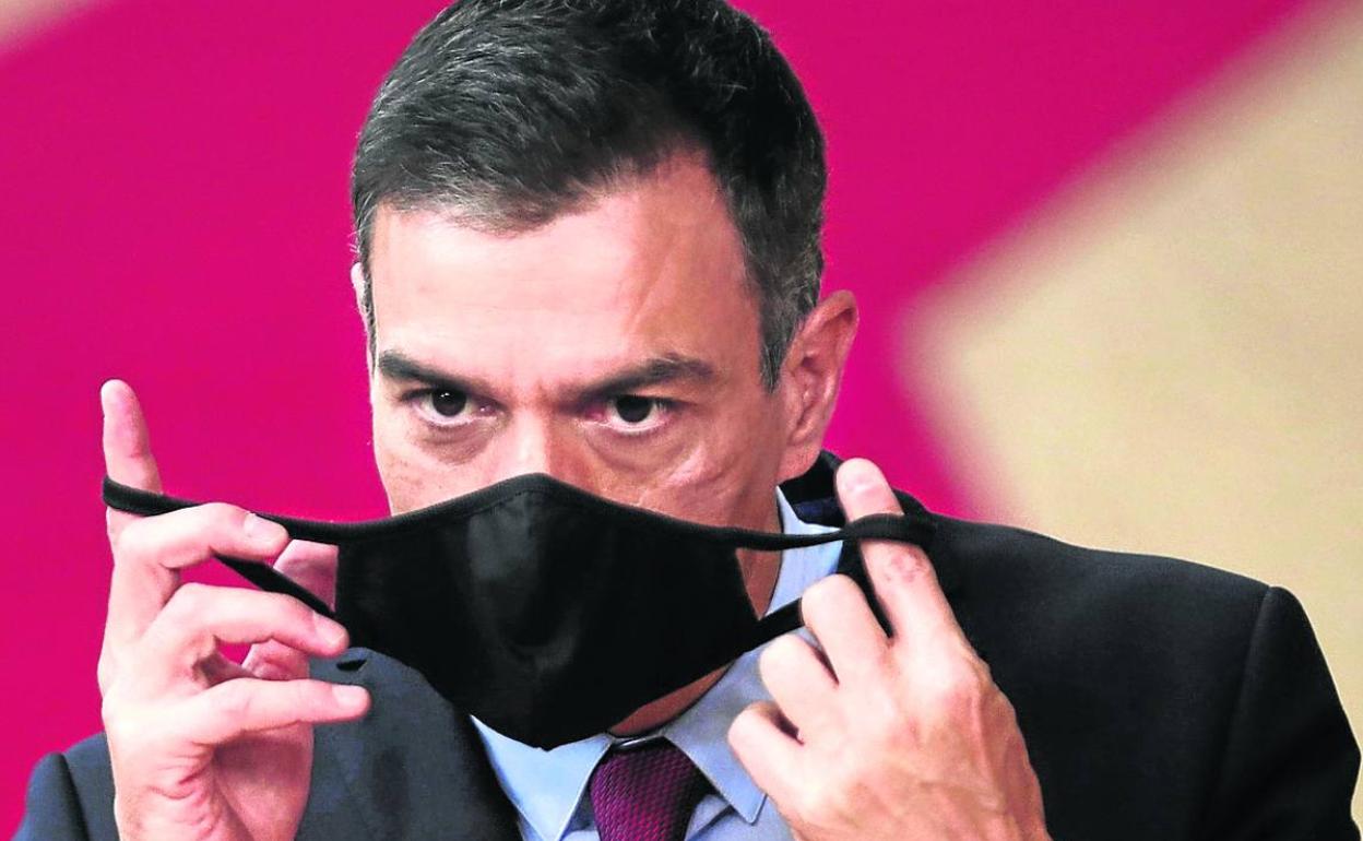 Sánchez se ajusta la mascarilla antes de entrar a la reunión del Consejo. 