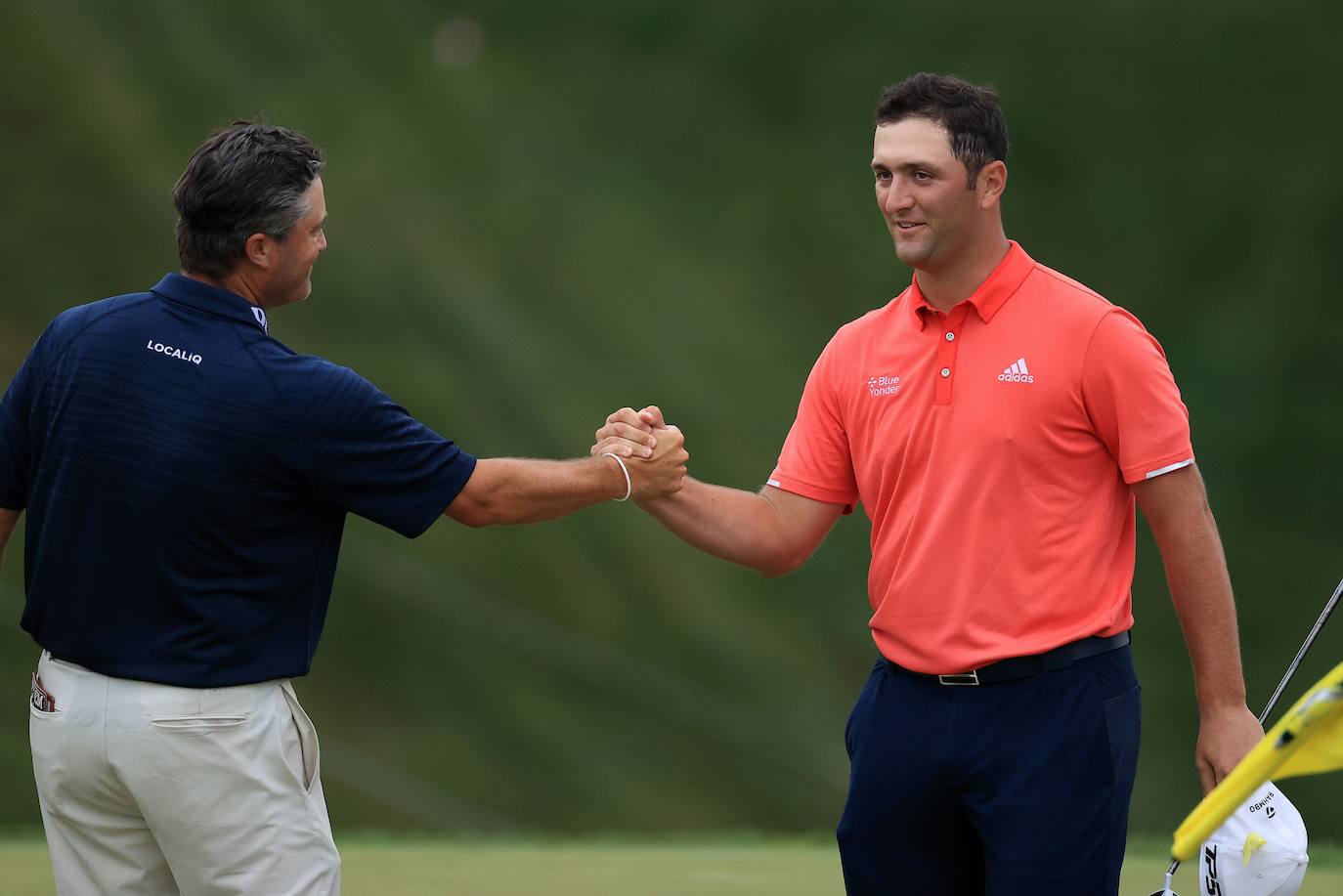 Jon Rahm recibe la felicitación de su rival Ryan Palmer.