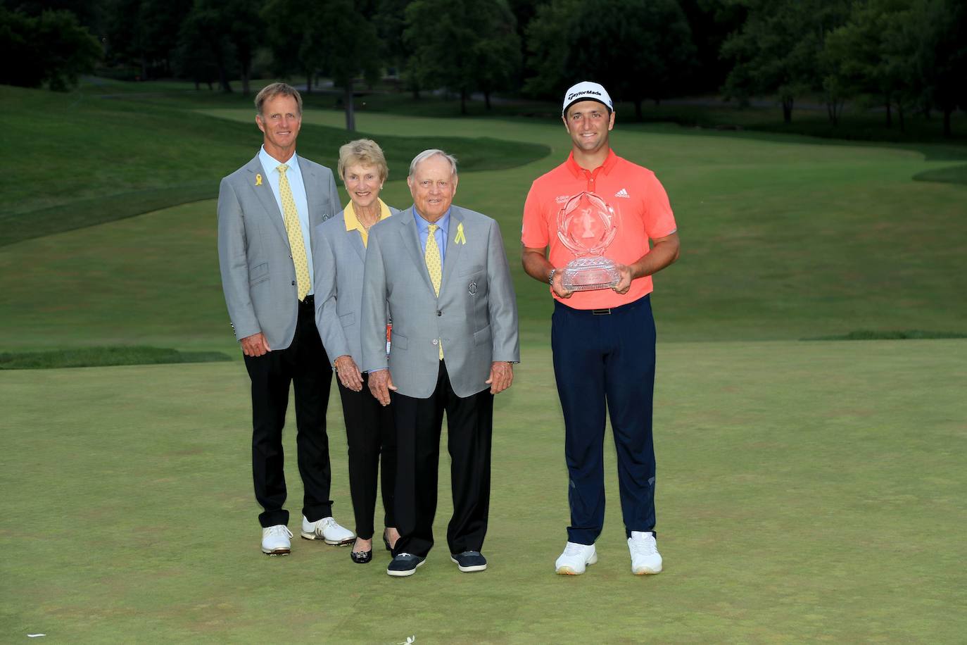 Jon Rahm celebra con Jack Nicklaus, su mujer Barbara y su hijo Jack la victoria en The Memorial y el número uno mundial.