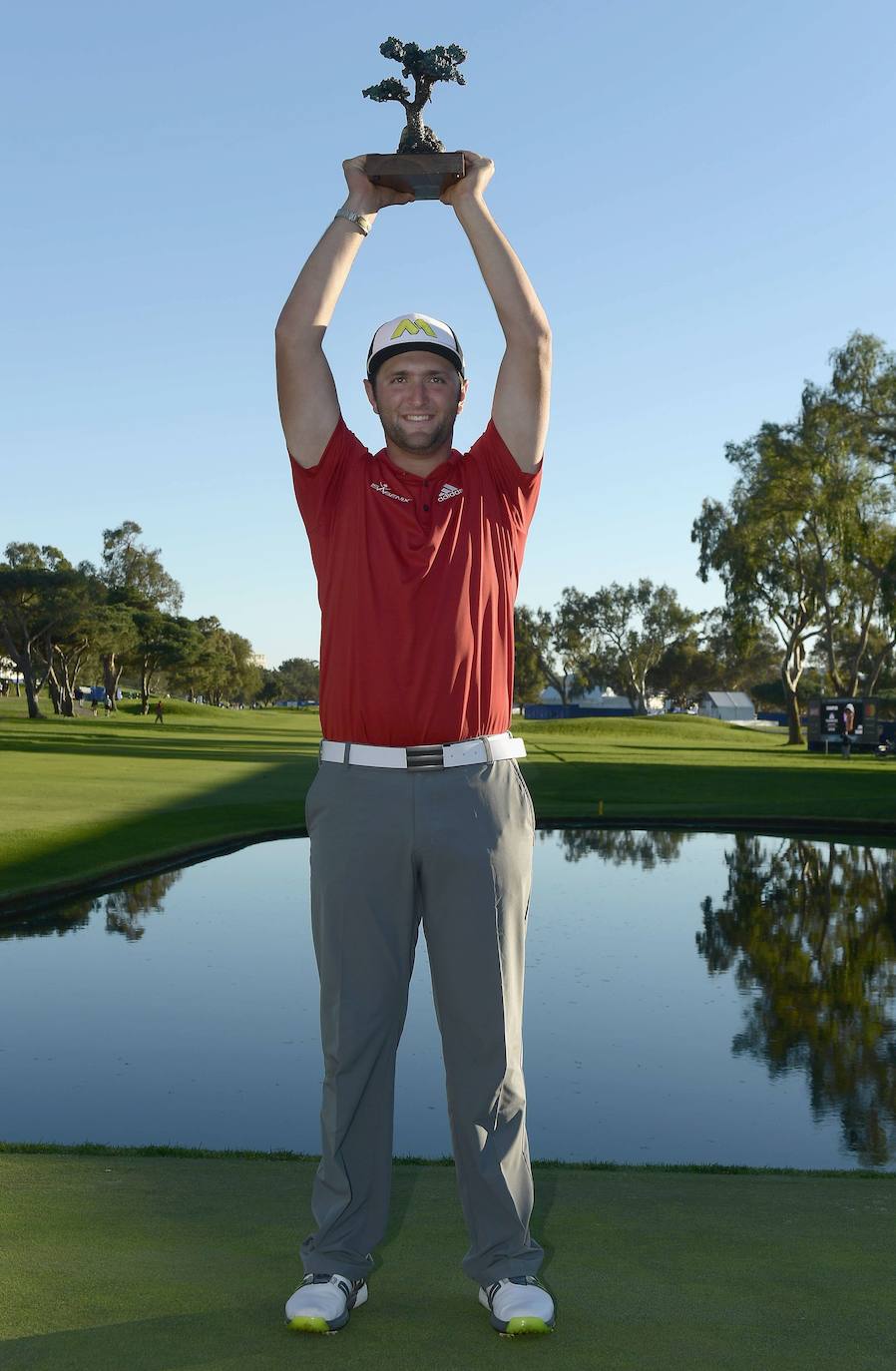 Rahm celebra el Farmers Insurance Open en 2017.