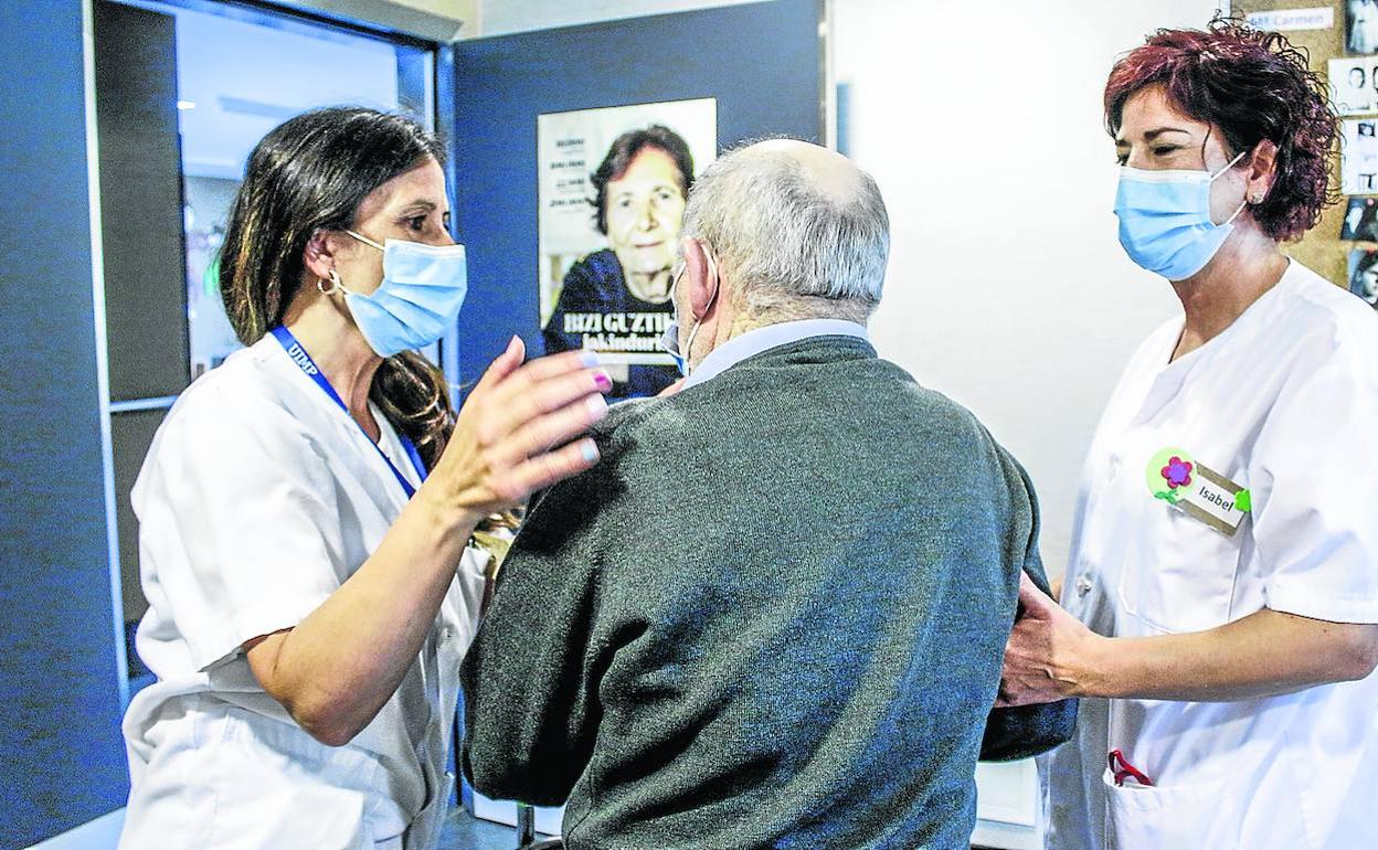 Un usuario y dos trabajadoras ayer en el centro de día Zadorra, en Abetxuko, uno de los que permanecen abiertos.