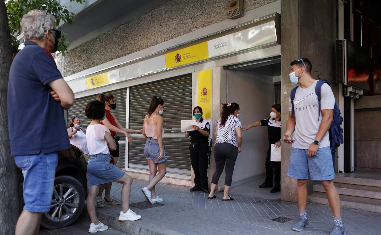 Trabajadores haciendo cola a las puertas de una oficina del SEPE. 