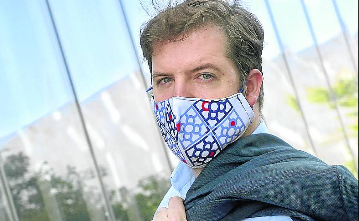 Gordillo posa ayer con una mascarilla de la baldosa de Bilbao.