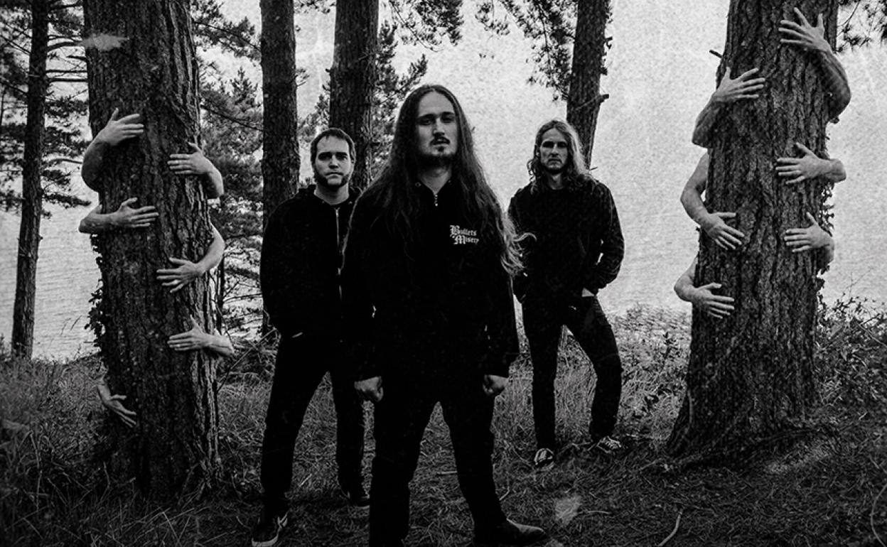 Bertan hirukotea esparru intimistago batera abiatu da, mamuak aintzat hartuz