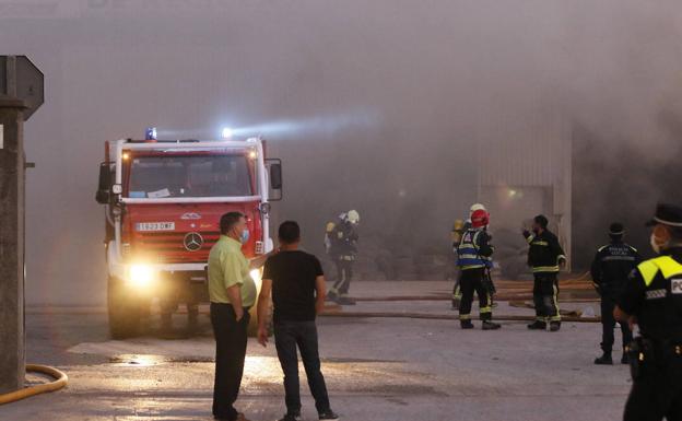 Los bomberos trabajan en la extinción del incendio. 