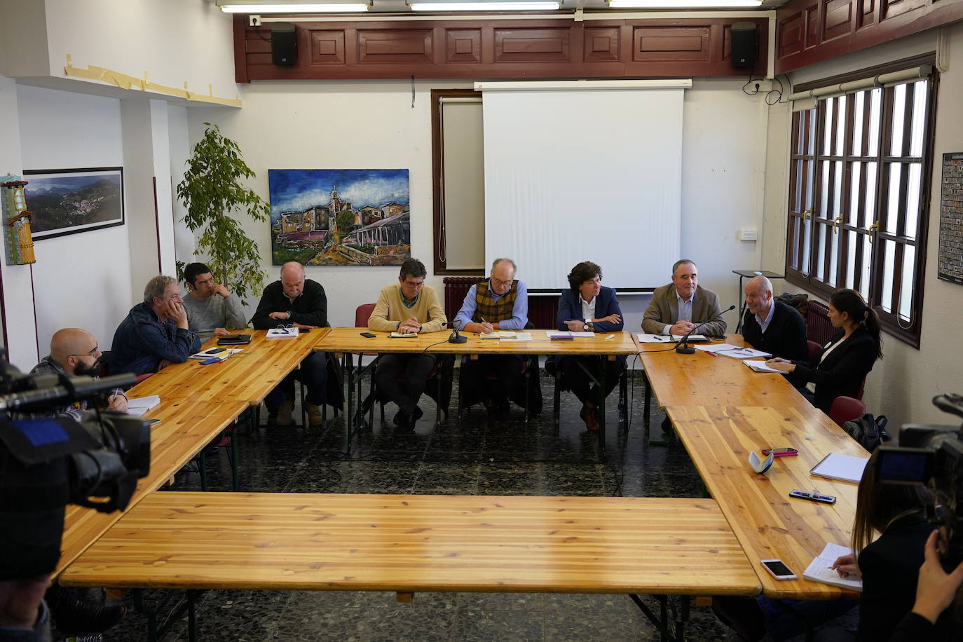 Mesa de crisis en el Ayuntamiento de Zaldibar. Los vecinos se reúnen con los responsables políticos.