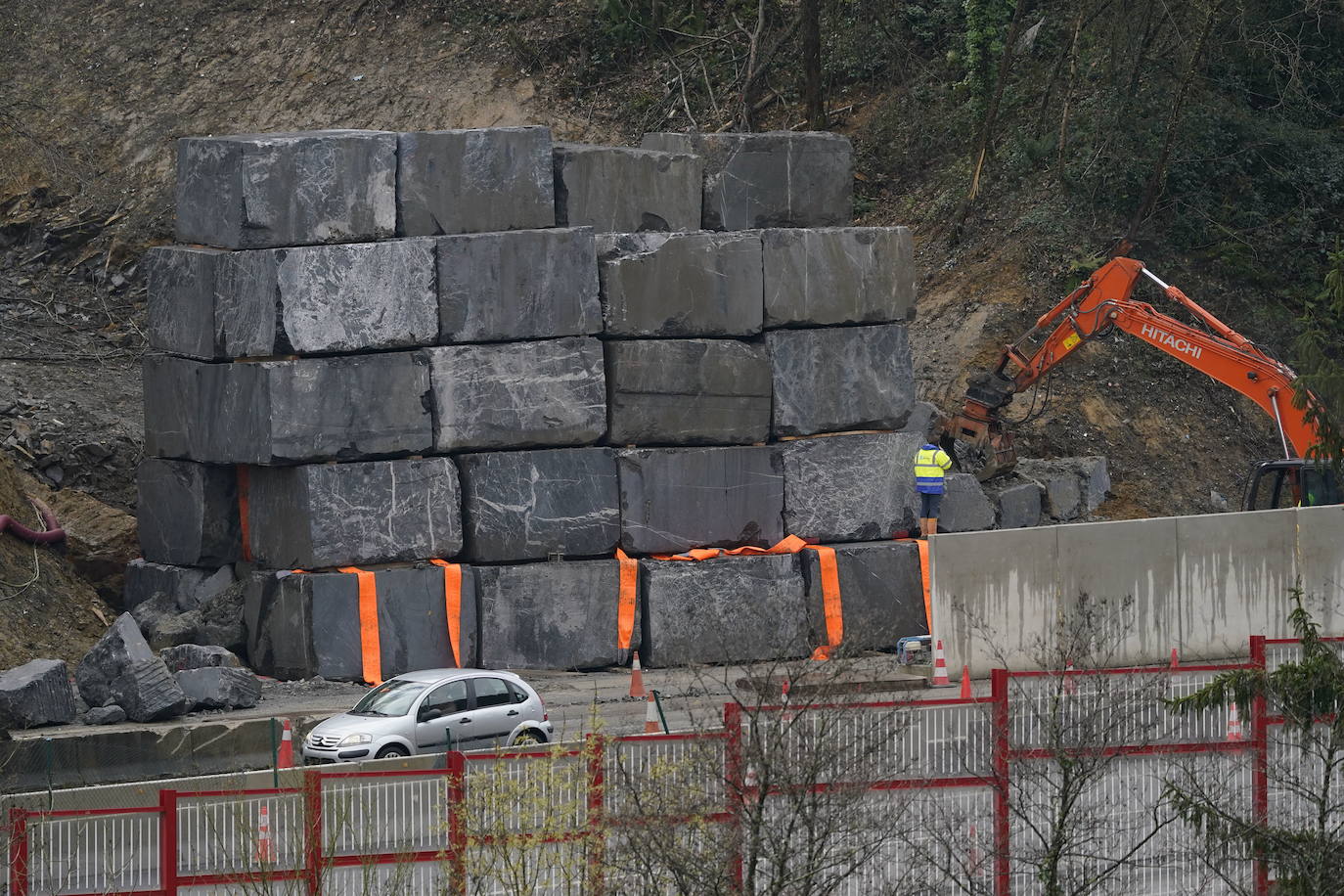 Bloques de hormigón para habilitar los dos carriles cortados de la AP8.