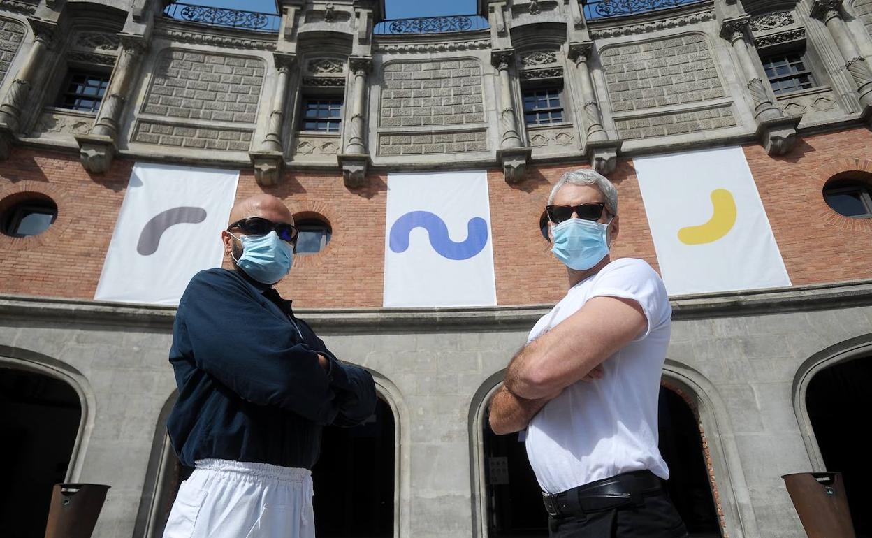 Los símbolos de la fachada representan el miedo, el tiempo y la posibilidad. 