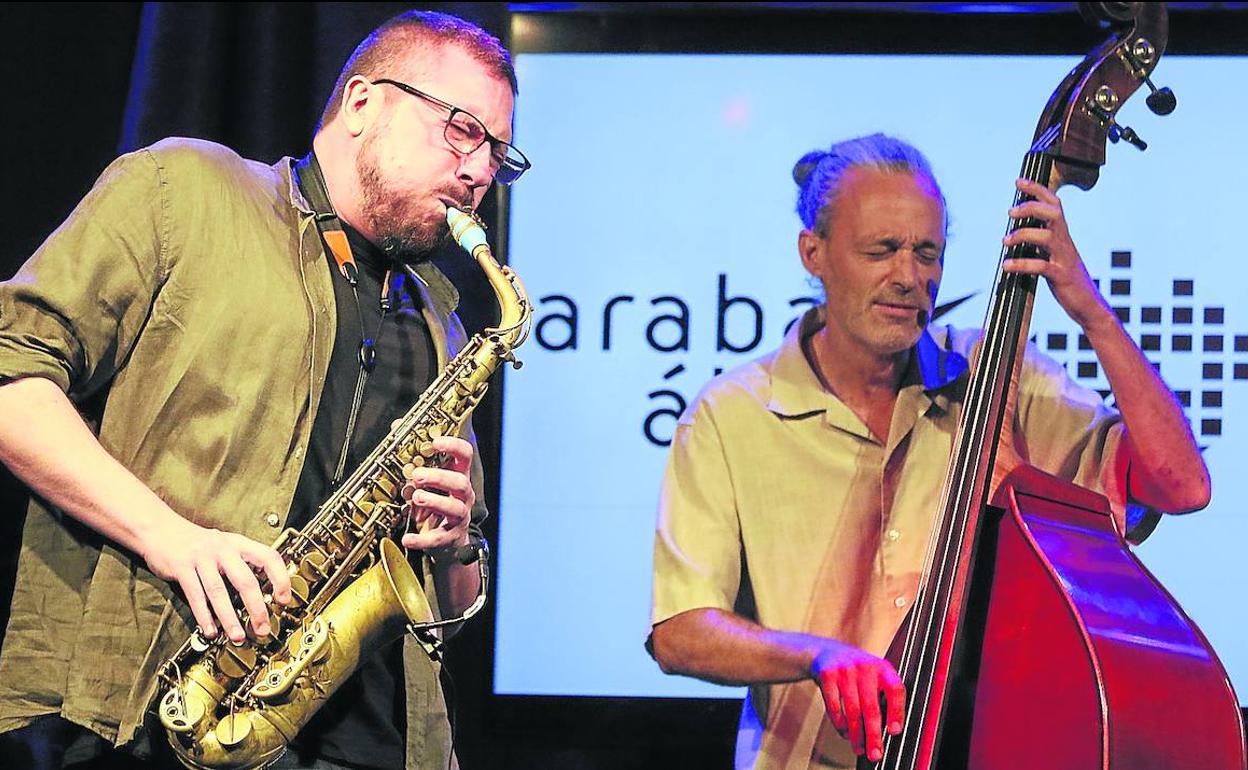 Ernesto Aurignac toca el saxo alto junto a Joan Masana durante su concierto dedicado al 'padre' del bebop Charlie Parker, apodado Yarbird o Bird a raíz de su gusto por el pollo.