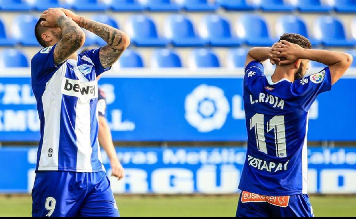 Joselu y Luis Rioja se lamentan en un partido. 