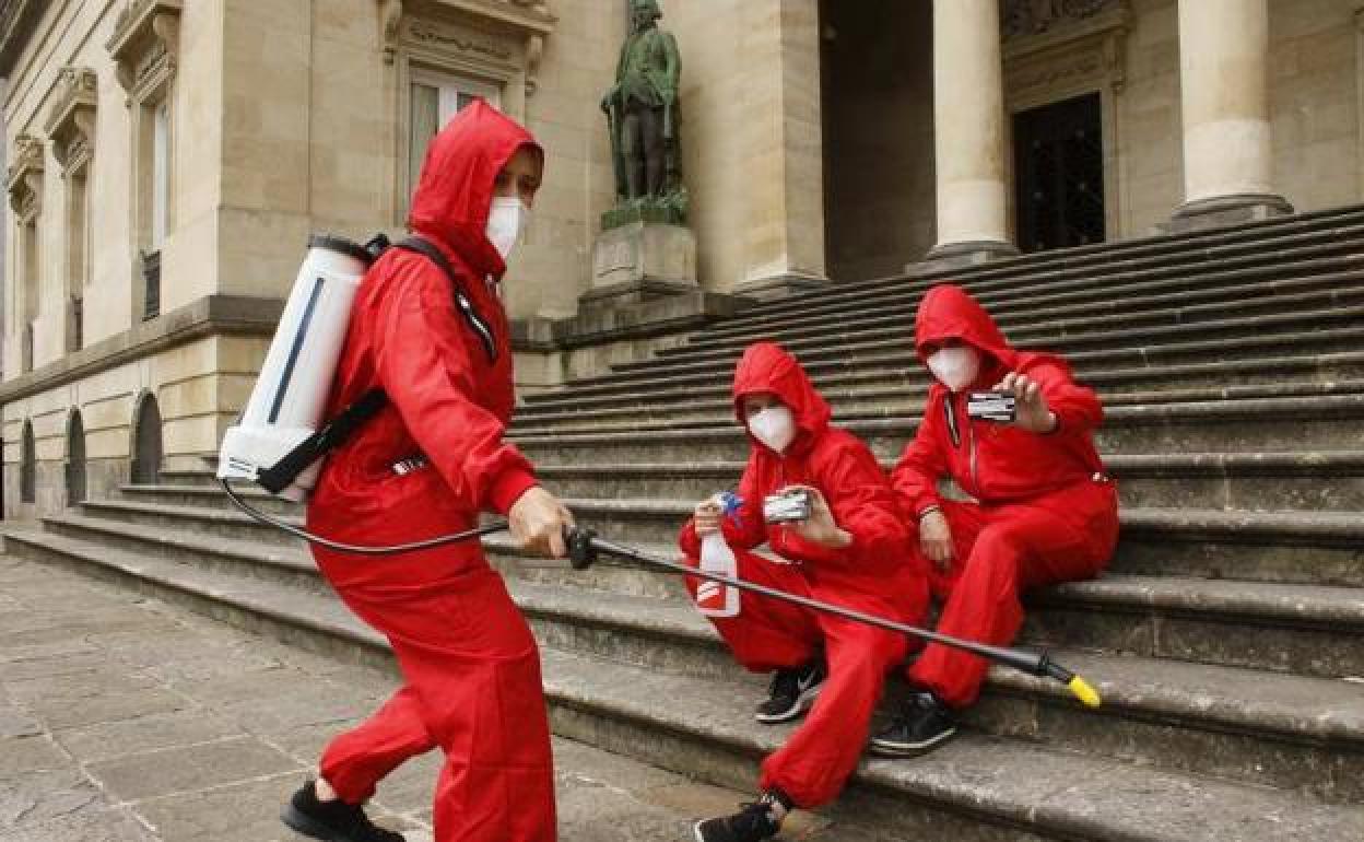 Un grupo de jóvenes disfrazados como los protagonistas de 'La Casa de Papel' se encargarán de realizar actividades de sensibilización por Álava. 