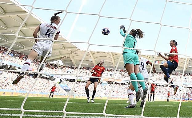 La portera estadounidense Alyssa Naeher para un balón de España. 
