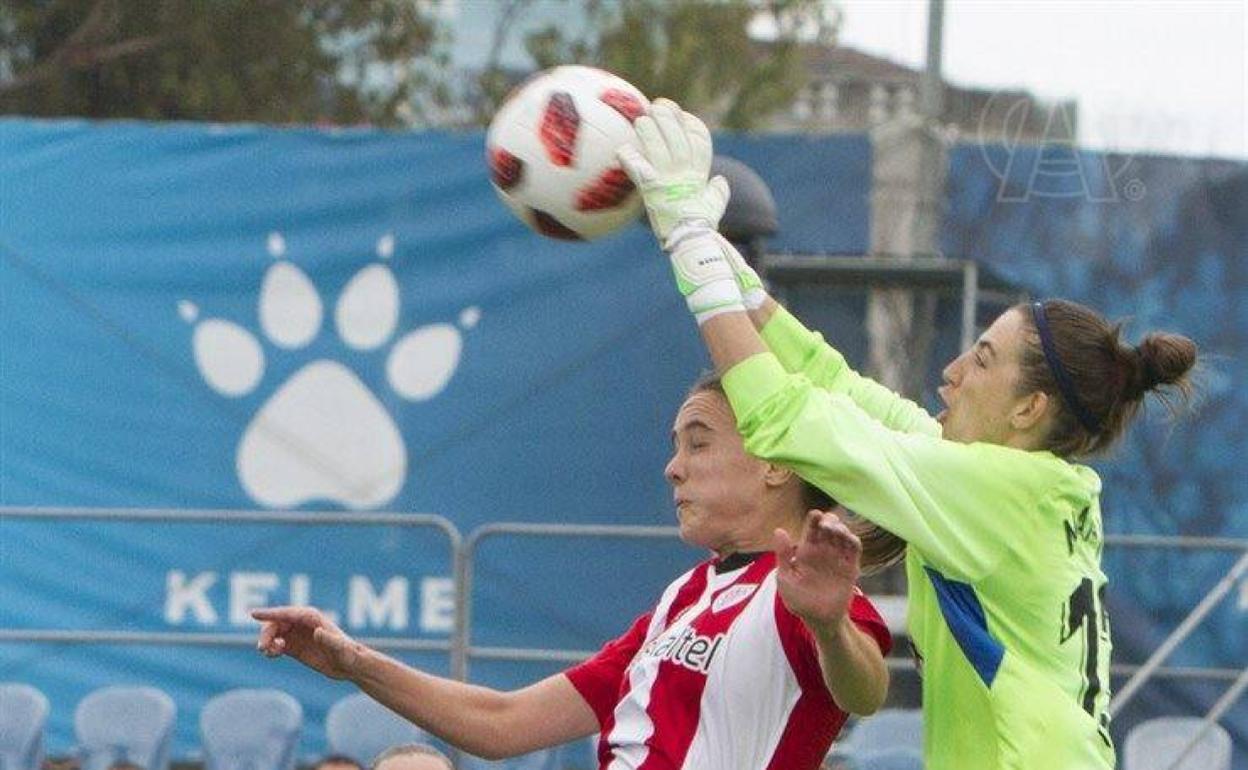 La portera del Espanyol tratando de coger un balón en la visita del Athletic a su campo unos meses antes de su lesión. 